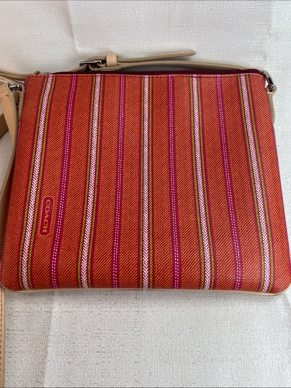 Coach adjustable Crossbody one exterior pocket interior has a slip pocket also - Picture 6 of 8